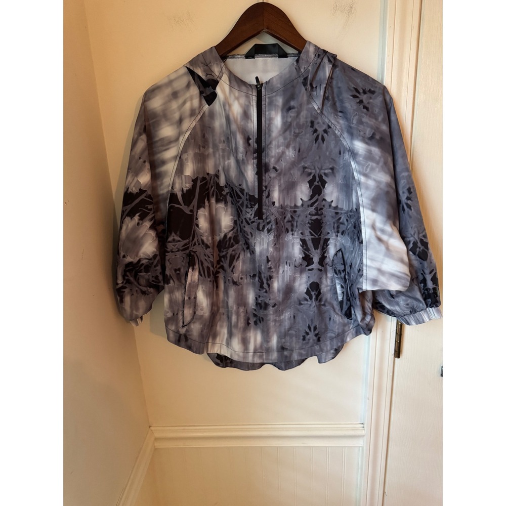 The North Face Flyweight Packable Hooded Windbreaker Grey Floral NF0A2THD Medium